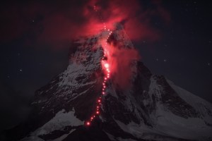 HANDOUT - In Vorbereitung auf die Jubilaeumsfeierlichkeiten zu 150 Jahren Erstbegehung des Matterhorns, zeichnete der Schweizer Bergsportspezialist Mammut zusammen mit den Zermatter Bergfuehrern in einer Lichterkette die Route ueber den Hoernligrat nach am Mittwoch, 17. September 2014. (PHOTOPRESS/MAMMUT/Robert Boesch)