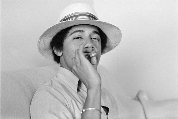 obama-smoking-a-joint