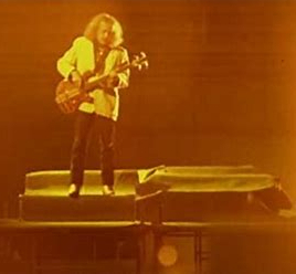 singer performing for no one